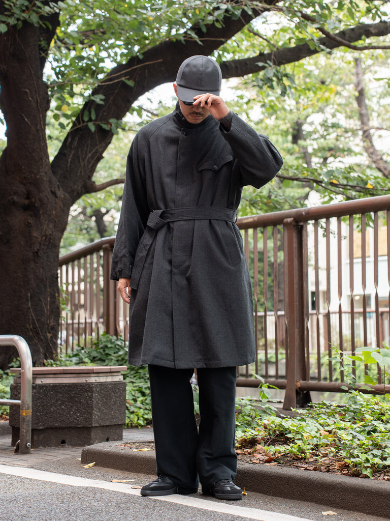 THONAI / TOUGH WOOL TWILL BELTED COAT-CHARCOAL-