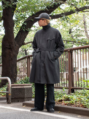 THONAI / TOUGH WOOL TWILL BELTED COAT-CHARCOAL-