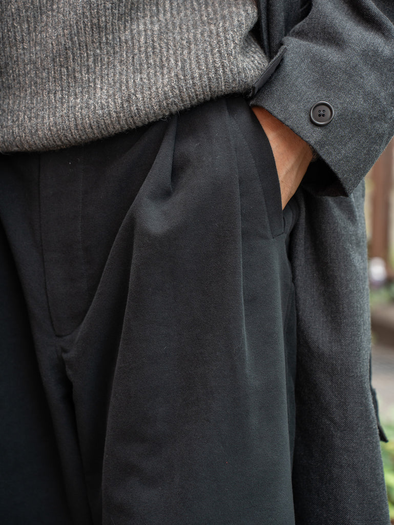 [Scheduled to arrive in September] THONAI / FINE MOLESKIN / WIDE PLEAT TROUSER-BLACK-