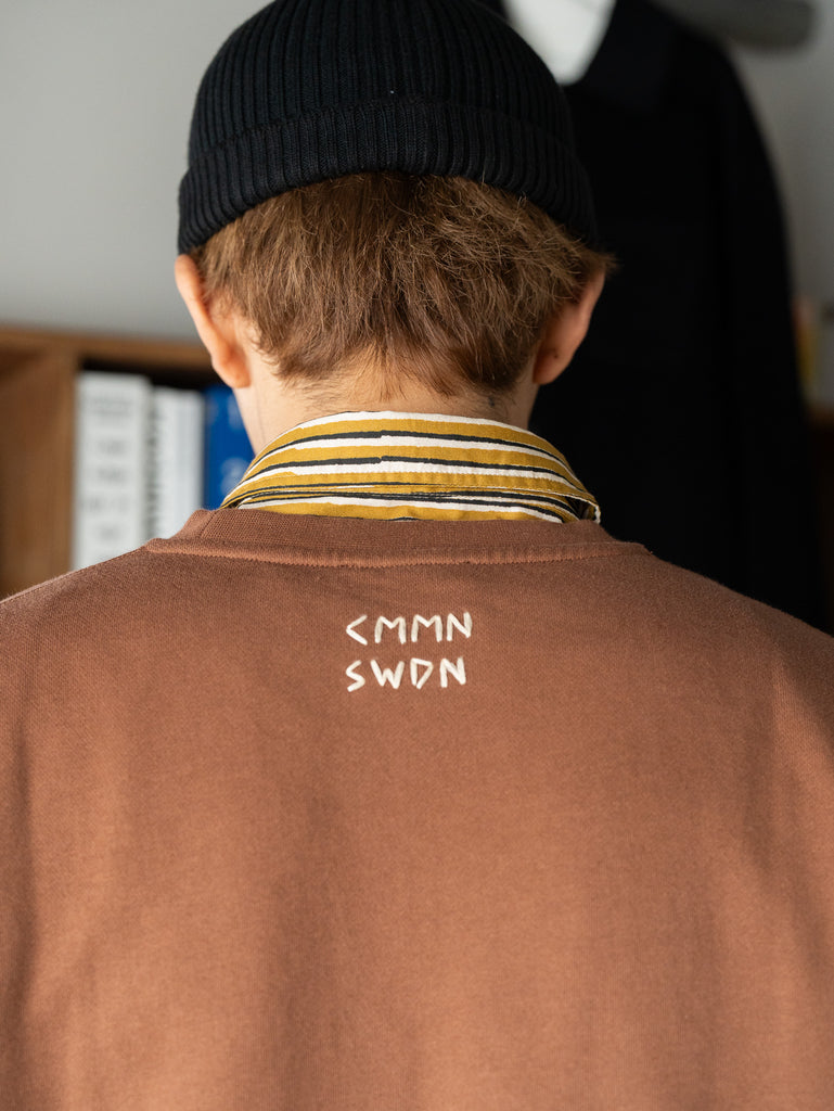 CMMN SWDN / RELAXED FIT COTTON SWEATSHIRT -BROWN-