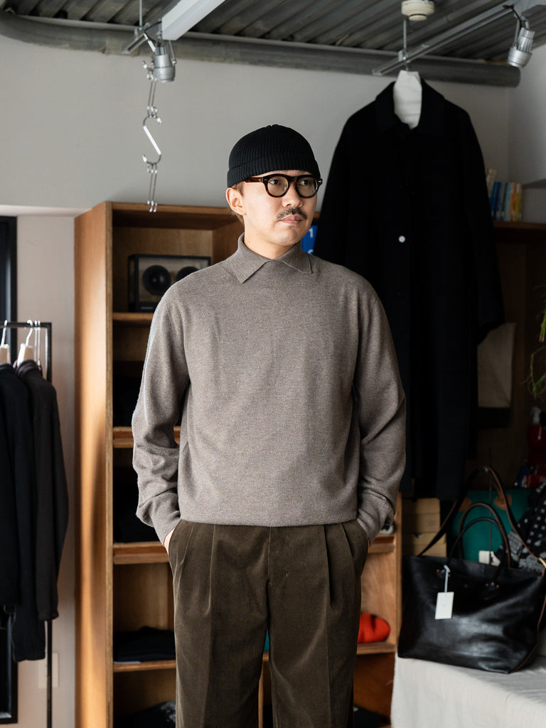 CMMN SWDN / FINE MERINO WOOL TURTLENECK SWEATER -GREIGE-