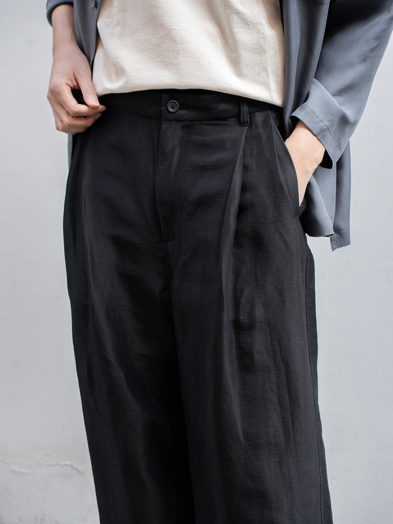 TOHNAI / RELAXED PLEAT TROUSER -OLIVE-