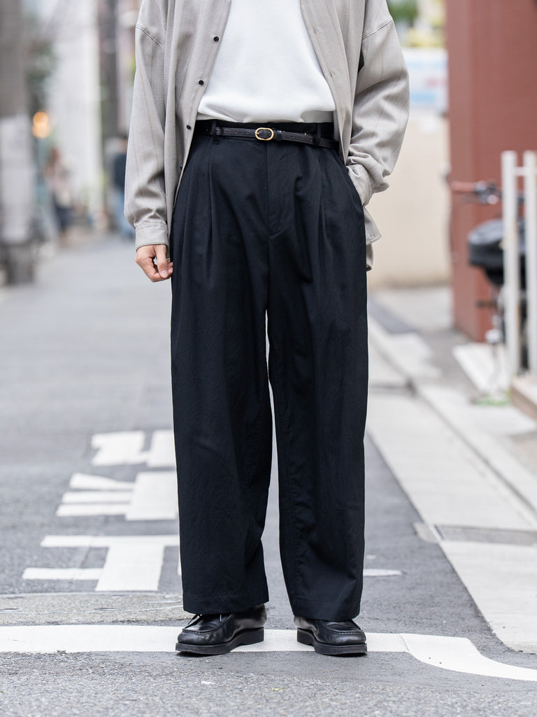 TOHNAI / WOOL SILK GABARDINE TWO PLEATS TROUSER -BLACK-