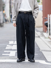 TOHNAI / WOOL SILK GABARDINE TWO PLEATS TROUSER -BLACK-