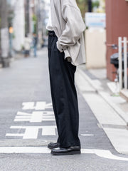 TOHNAI / WOOL SILK GABARDINE TWO PLEATS TROUSER -BLACK-