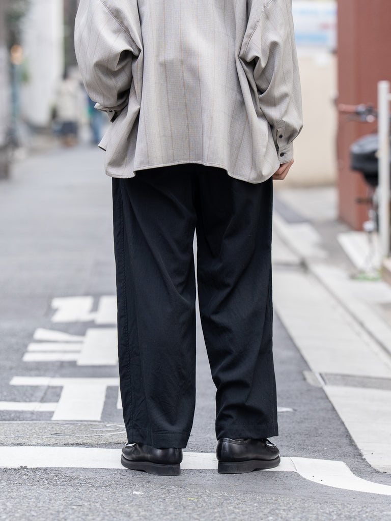 TOHNAI / WOOL SILK GABARDINE TWO PLEATS TROUSER -BLACK-