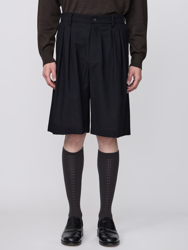 IRENISA / TWO TUCKS WIDE SHORTS -BLACK-