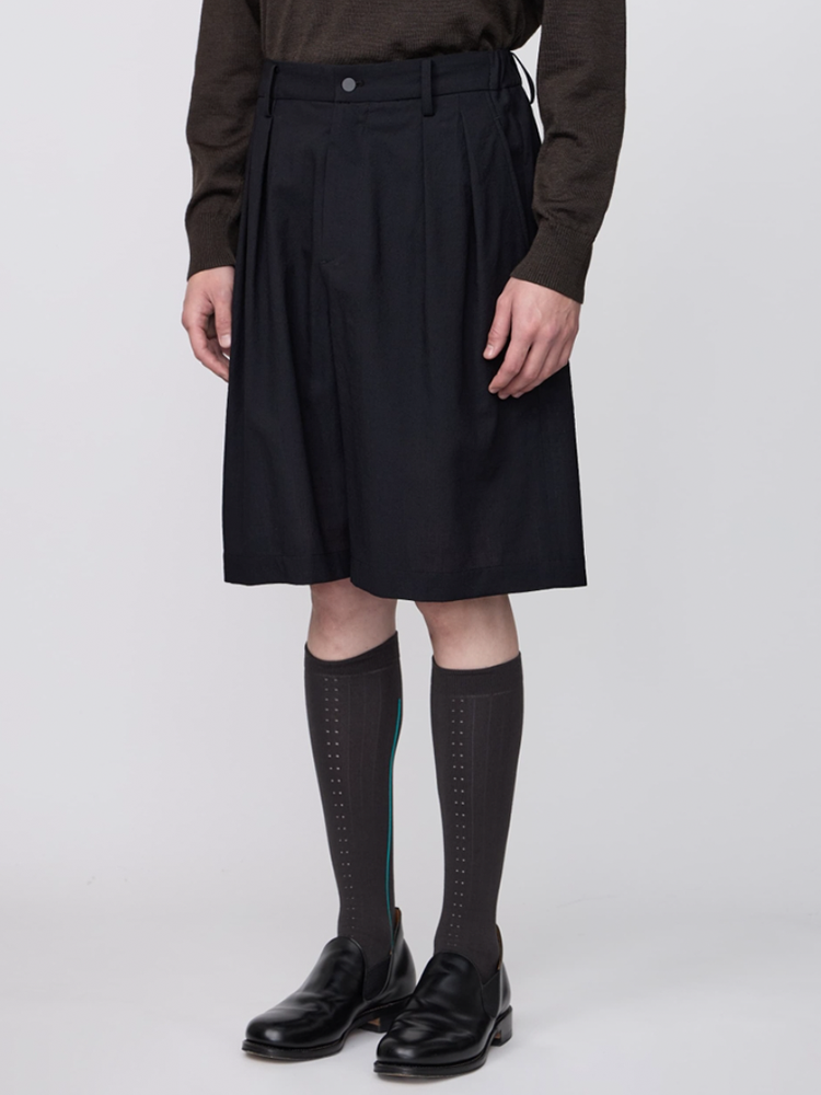 IRENISA / TWO TUCKS WIDE SHORTS -BLACK-